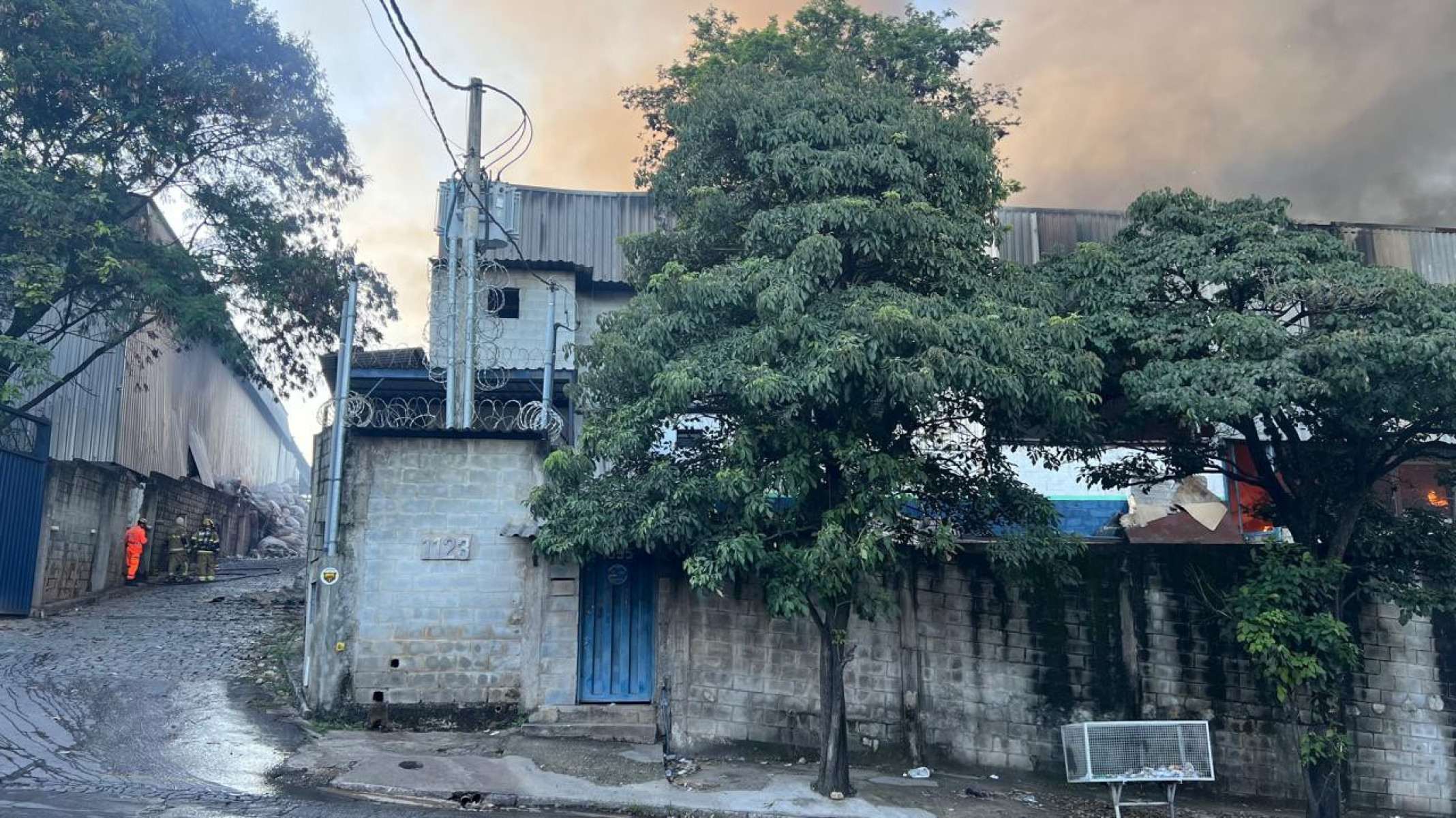 Galpão de reciclagem pega fogo na manhã desta segunda-feira (28/3) em Betim-Edesio Ferreira/EM/D.A Press