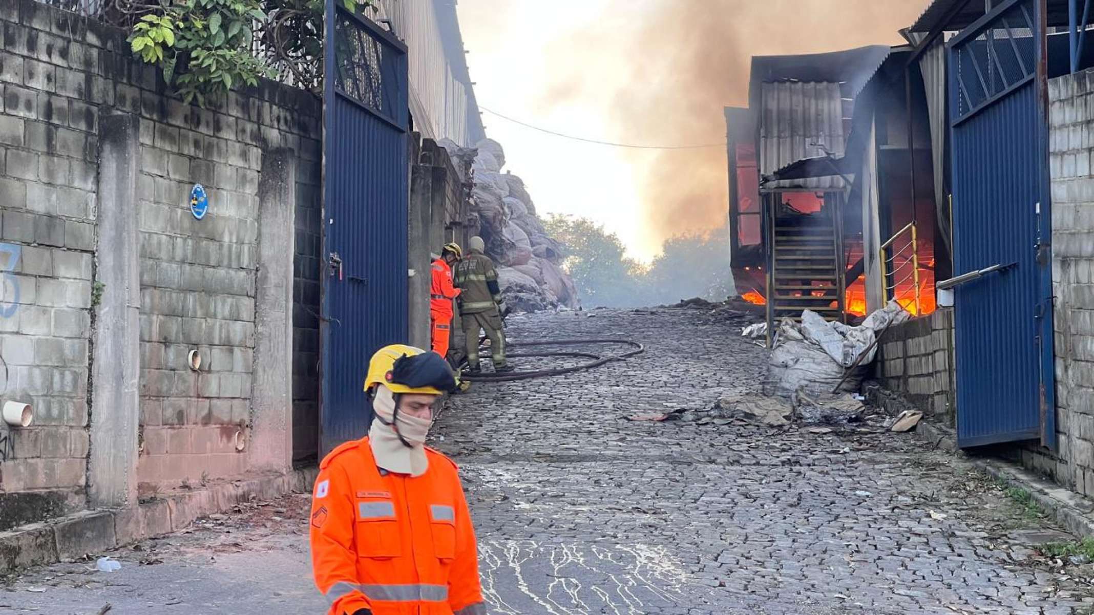 Galpão de reciclagem pega fogo na manhã desta segunda-feira (28/3) em Betim-Edesio Ferreira/EM/D.A Press