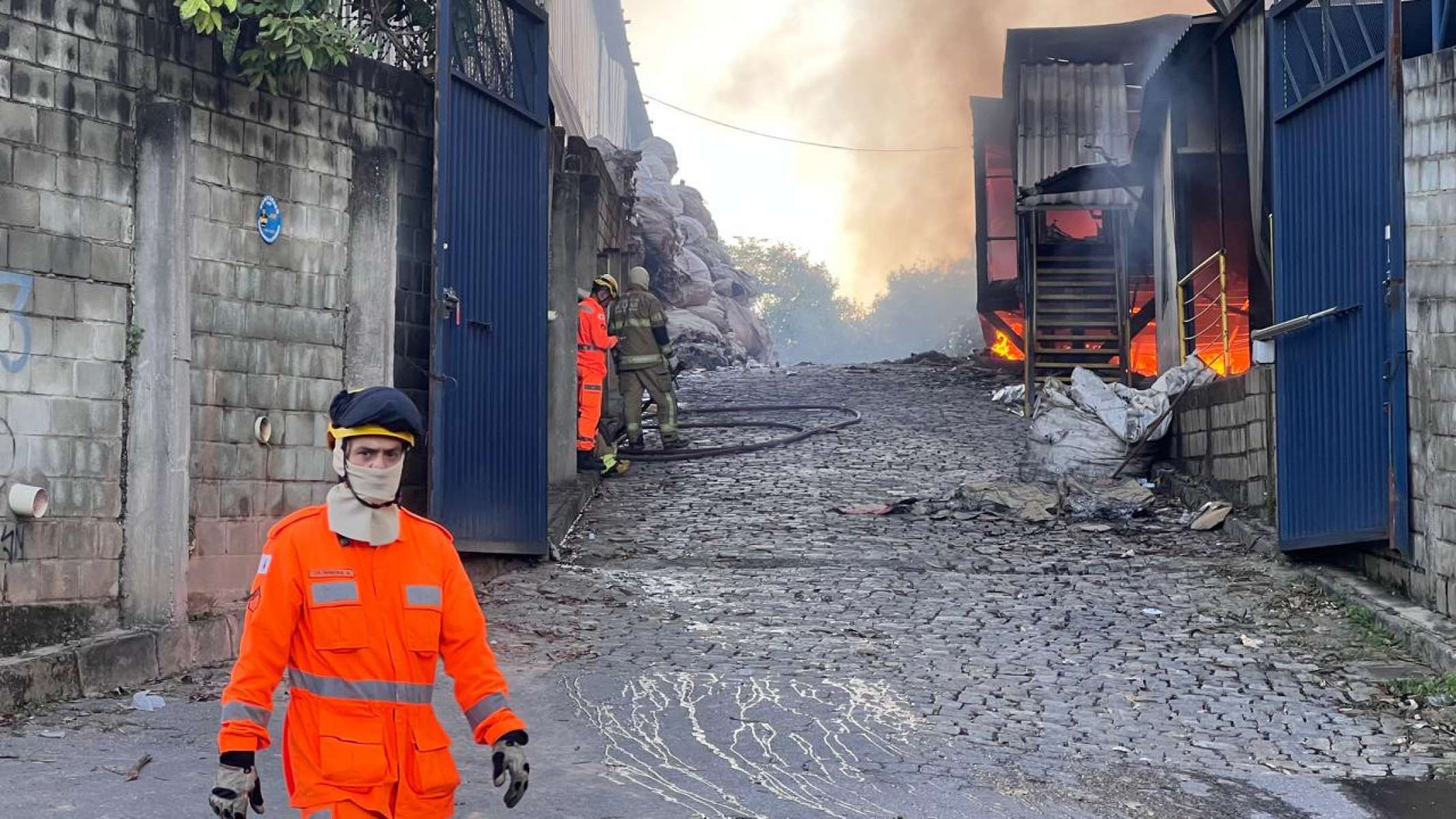 Galpão de reciclagem pega fogo na manhã desta segunda-feira (28/3) em Betim-Edesio Ferreira/EM/D.A Press