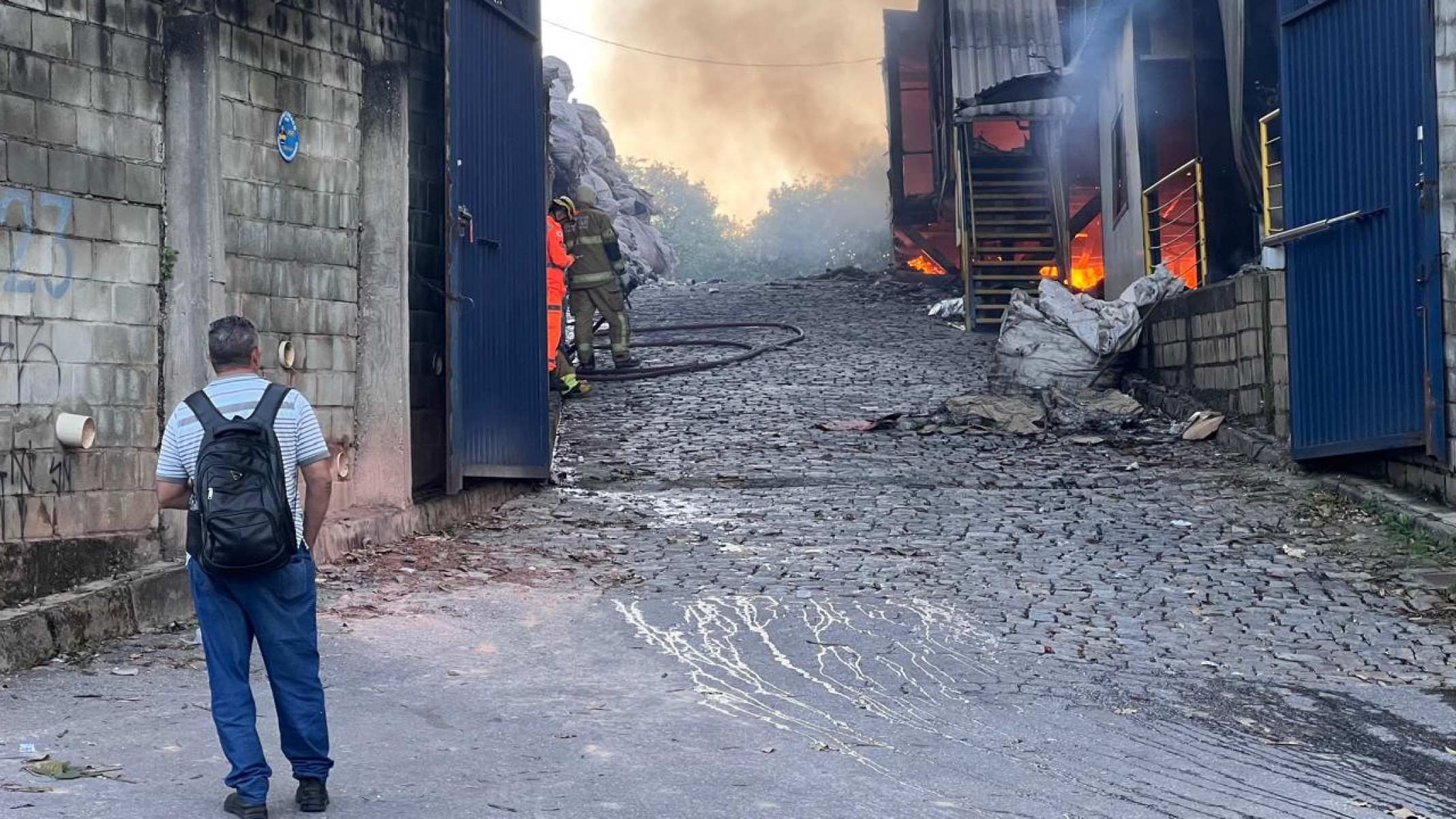 Galpão de reciclagem pega fogo na manhã desta segunda-feira (28/3) em Betim-Edesio Ferreira/EM/D.A Press