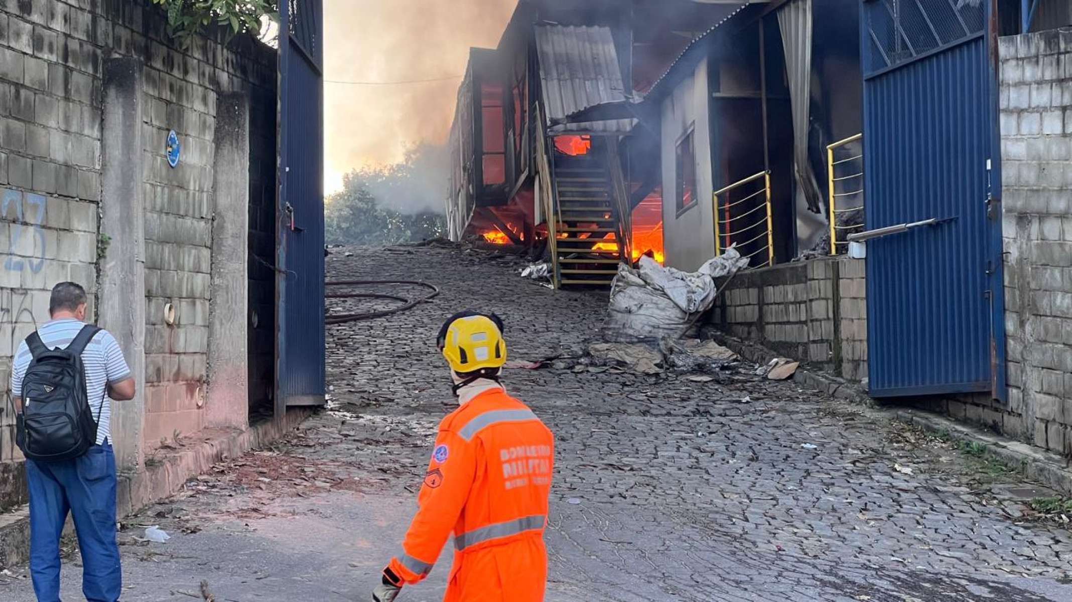 Galpão de reciclagem pega fogo na manhã desta segunda-feira (28/3) em Betim-Edesio Ferreira/EM/D.A Press