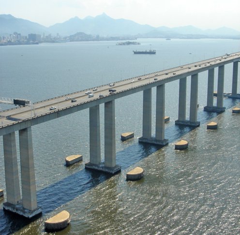 Ela cruza a Baía de Guanabara, ligando as cidades do Rio de Janeiro e Niterói. O nome oficial é Presidente Costa e Silva, em homenagem ao presidente da época que deu a ordem para a construção da estrutura, Arthur da Costa e Silva