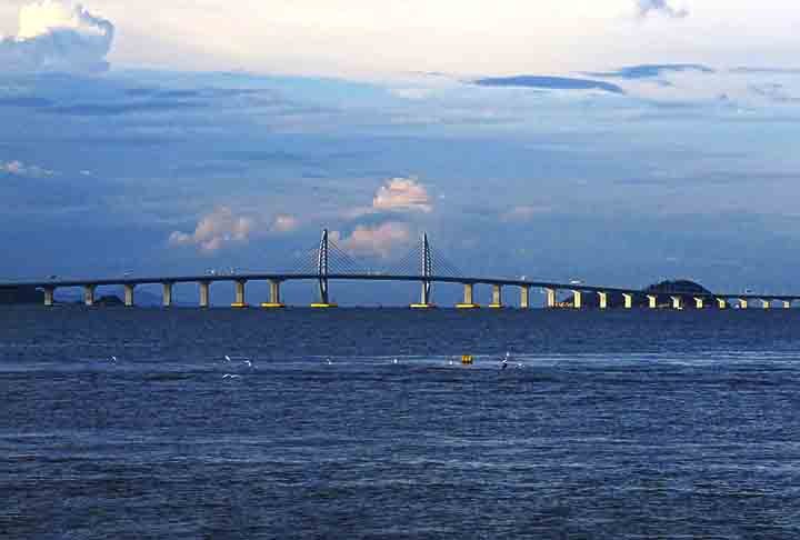 3º- A Ponte de Hong Kong-Macau-Zhuhai, na China, foi inaugurada em 2018. Com 55 quilômetros de extensão, ela é a maior ponte marítima do mundo.