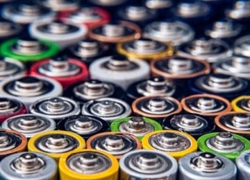 Pesquisadores su&iacute;&ccedil;os estudam baterias de estado s&oacute;lido para substituir a atual tecnologia baseada em l&iacute;tio e ampliar a capacidade de armazenamento de energia -  (crédito: Roberto Sorin Unsplash)