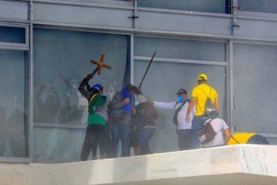 Em muitas situações, pessoas normais enlouquecem, ultrapassando seus limites, como vimos nos ataques às sedes dos Três Poderes, em Brasília, em 8 de janeiro de 2023 -  (crédito:  Sergio LIMA 8/1/2023/ AFP)