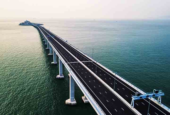 Ela liga as cidades de Hong Kong e Macau, atravessando o Mar do Sul da China. Ela tem um túnel subaquático e três ilhas artificiais interligando seus trechos.

