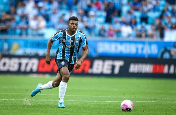 JEMERSON - Não conseguiu sucesso em vários lances de cobertura a Arezo e foi batido em pelo menos dois cruzamentos na área, não rechaçando as duas jogadas em que Volpi apareceu para salvar o Grêmio. NOTA 5,0. Foto: - Lucas Uebel / Grêmio FBPA