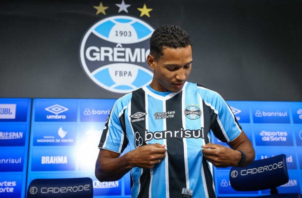 JOÃO LUCAS - Entrou na vaga de Serrote no intervalo e fechou melhor o seu setor. NOTA 6,0. Foto: - Lucas Uebel / Grêmio FBPA