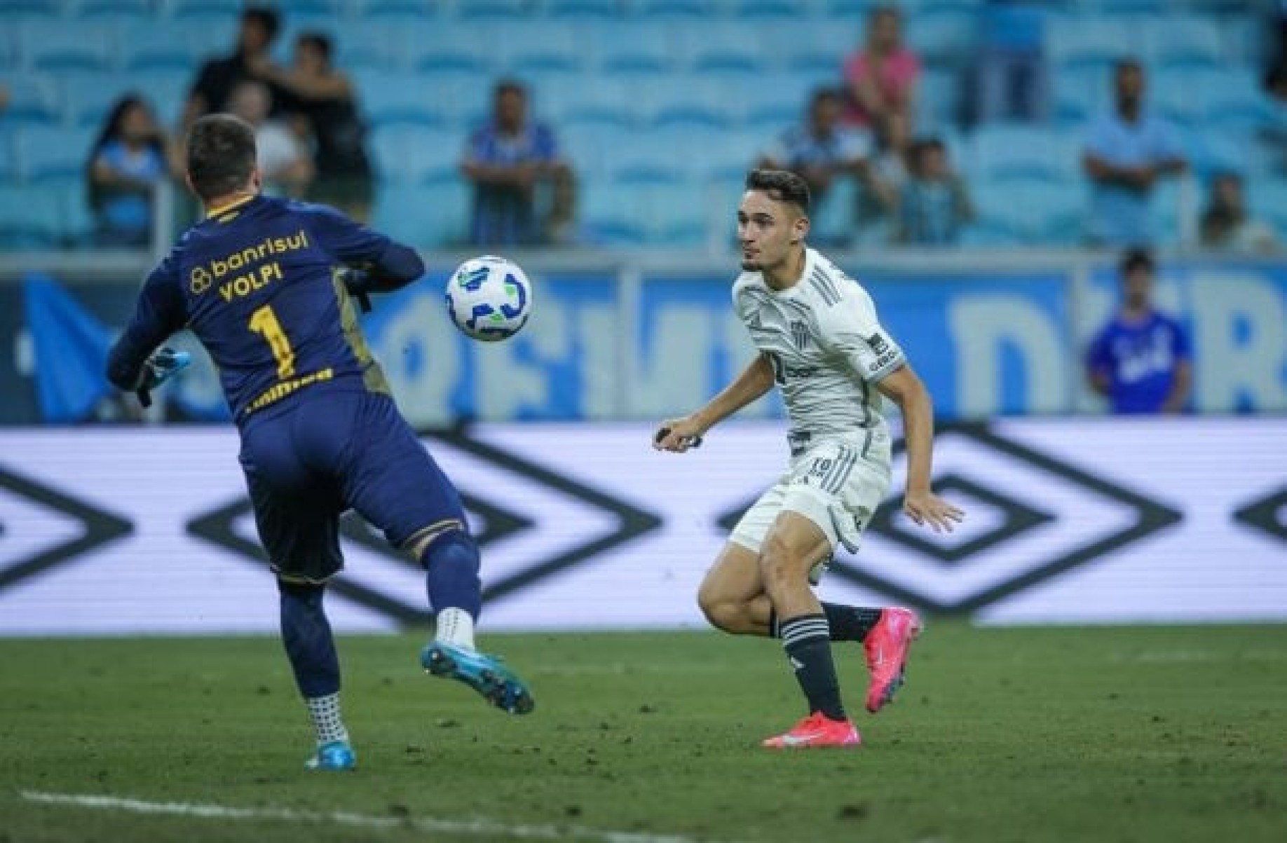 ‘Paredão’ na vitória do Grêmio, Volpi divide mérito com colegas