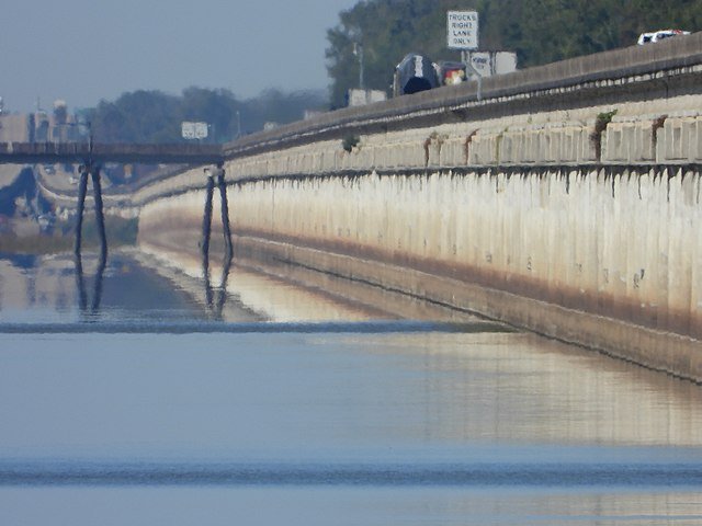 São duas pontes paralelas que passam por cima do enorme pântano na bacia do rio Atchafalaya, ligando as cidades de Lafayette e Baton Rouge, no estado da Louisiana.