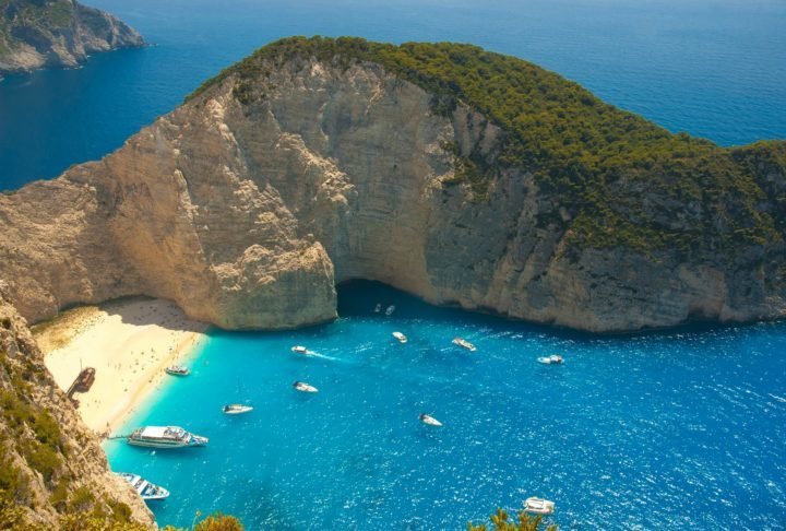 6) Praia de Navagio ou Shipwreck, Grécia: Uma das praias mais famosas da Grécia, o lugar recebeu o apelido quando o navio contrabandista "Shipwreck" naufragou por lá. A embarcação está lá até hoje e se tornou um ponto turístico muito requisitado.