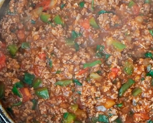 Aproveite a carne moída para fazer um quibe de forno recheado. Combine a carne com triguilho, cebola picada e os temperos que você gosta.