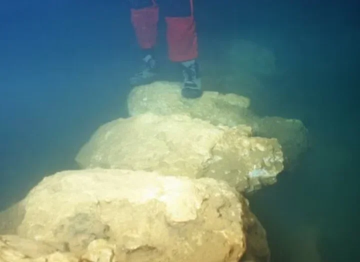 A análise da ponte de 7,6 metros de comprimento, que está submersa na Caverna Genovesa, levou os pesquisadores a concluírem que sua construção data de quase 6 mil anos. 
