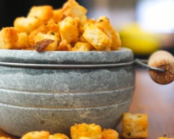 Os croutons são perfeitos para adicionar crocância a saladas ou sopas, aproveitando ao máximo as sobras de pão da sua casa.