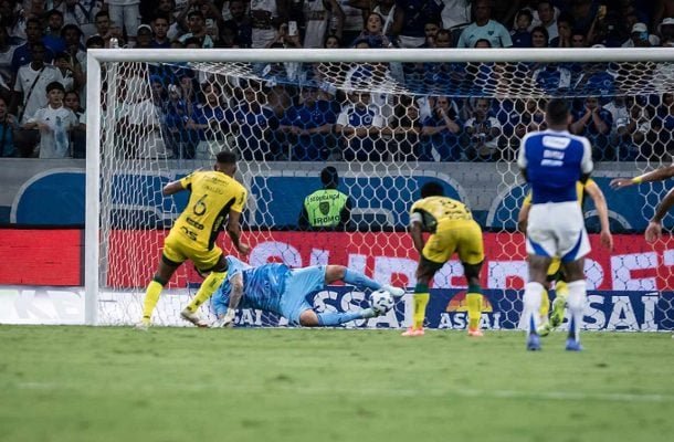 CÁSSIO - Pegou um pênalti e fez outras boas intervenções ao longo do jogo. Não teve culpa no lance do gol do Mirassol. NOTA 8,0. Foto: Gustavo Aleixo/Cruzeiro