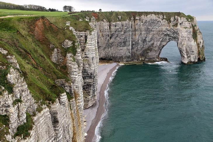 A formação rochosa consiste em uma série de falésias, sendo a mais famosa a Falaise d’Aval. Suas formas lembram várias esculturas, como a de uma cabeça de elefante mergulhando nas ondas.