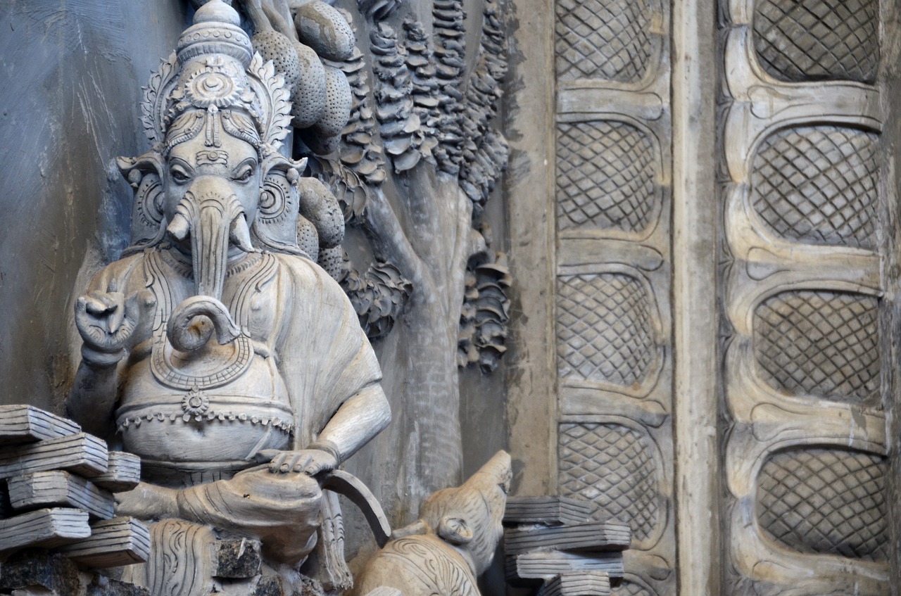 No Hinduísmo, na Índia, Ganesh é um Deus com cabeça de elefante que representa sabedoria, boa sorte e prosperidade. -Anke Sundermeier por Pixabay 