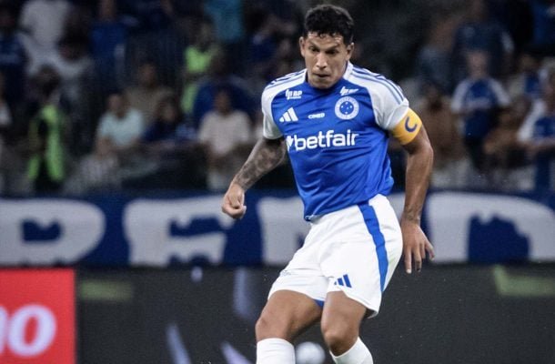 LUCAS ROMERO - Entrou na vaga do amarelado Walace, mas levou cartão logo depois de entrar. No entanto, ajudou o meio-campo do Cruzeiro. NOTA 7,0. Foto: Gustavo Aleixo/Cruzeiro