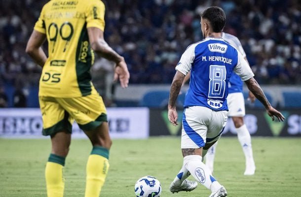 MATHEUS HENRIQUE - Levou amarelo ainda no primeiro tempo por levantar o adversário. Se confundiu um pouco com a bola e chegou a irritar a torcida em alguns momentos NOTA 5,5. Foto: Gustavo Aleixo/Cruzeiro