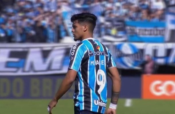 AREZO - Muito oportunista e ligado no lance em que, de peixinho, abriu o placar. Foi o jogador mais perigoso do ataque gremista. NOTA 6,0. Foto: Reprodução