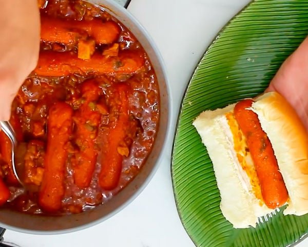 Sobras de molho de cachorro-quente podem ser reaproveitadas como molho para macarrão. Para isso, basta aquecer o molho e misturá-lo com a massa cozida. É possível adicionar ingredientes como vegetais, queijo ou proteínas para enriquecer o prato. 