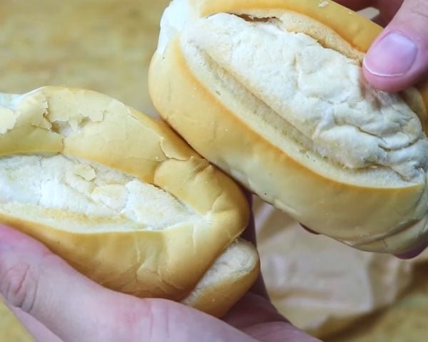 Pão dormido pode ser facilmente transformado em croûtons crocantes. Corte o pão em cubos, tempere com azeite, sal e ervas a gosto, e asse no forno até dourar.
