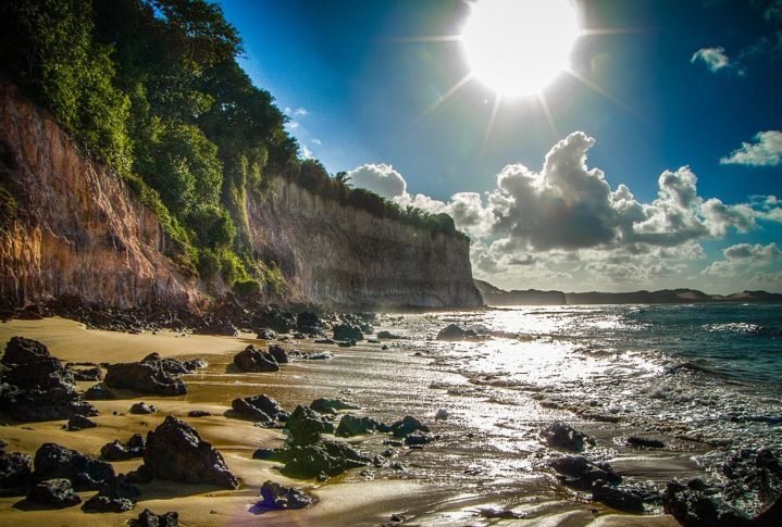 O contraste entre as diversas tonalidades de areia, argila e vegetação nas falésias resulta em uma vista espetacular. Além disso, as falésias proporcionam locais estratégicos para observar o pôr do sol deslumbrante sobre o Oceano Atlântico.