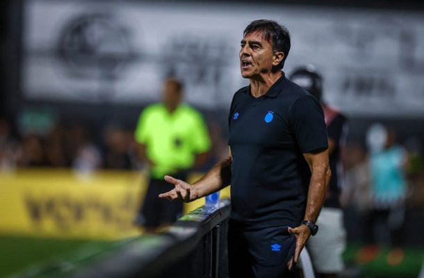 TÉCNICO: GUSTAVO QUINTEROS - Não montou bem o seu time, que foi inferior boa parte do tempo e conseguiu dois gols mesmo sem jogar bem. A vitória é toda conta da atuação fantástica de seu goleiro, não de suas ideias. NOTA 5,0. Foto: Lucas Uebel / Grêmio