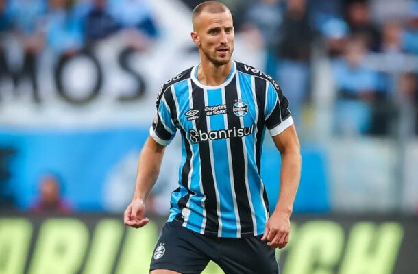 RODRIGO ELY - Substituiu o cansado e irregular Jemerson para dar mais potência defensiva na reta final da partida. NOTA 5,0. Foto: Lucas Uebel / Grêmio