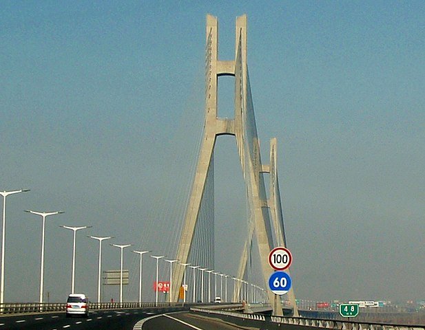 Localizada em Nanjing, capital província de Jiangsu, a Ponte de Runyang cruza o rio Yangtzé. Trata-se de uma ponte estaiada - suspensa por cabos, construída para servir de autoestrada.