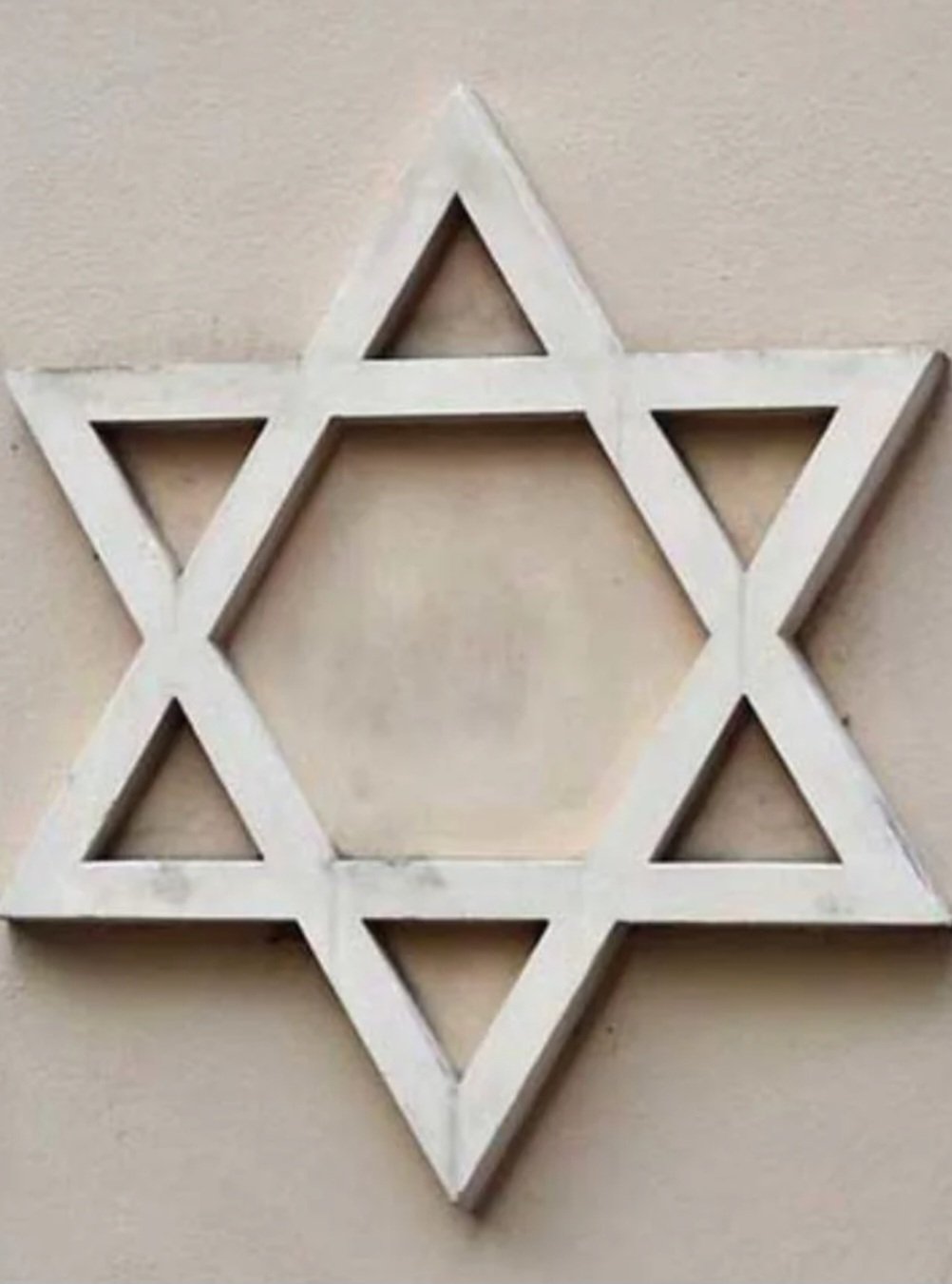 Estrela de Davi- É um símbolo de seis pontas, usado como amuleto da sorte. Encontrado em joias, decorações e objetos de arte, pode ser feito de ouro, prata ou outros metais preciosos. Conhecida como Magen David em hebraico, que significa "Escudo de Davi", simboliza proteção espiritual e é também um símbolo de identidade e unidade do povo judeu.