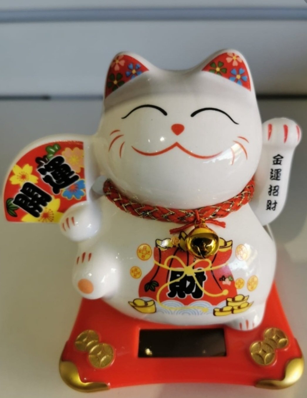 Maneki Neko- Conhecido também como "gatinho da sorte", este é um amuleto japonês que representa fortuna e boas oportunidades. Pode ser encontrado em lojas japonesas, feito de cerâmica, plástico ou porcelana. Geralmente retratado com uma pata levantada, simboliza convite para boa sorte e negócios prósperos. Suas cores variadas têm significados diferentes: branco para sorte, preto para proteção e vermelho para saúde