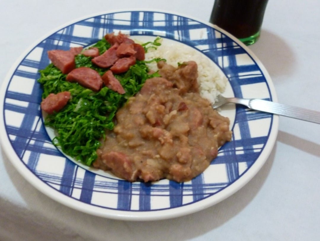 Em seguida, amasse e misture com farinha de mandioca até atingir a consistência desejada. O tutu é uma ótima forma de aproveitar sobras, trazendo sabor e tradição ao prato.