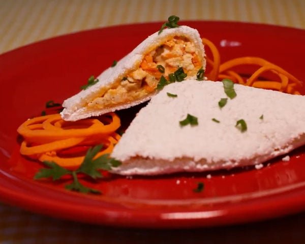 Prepare a massa da tapioca na frigideira, adicione o recheio e dobre. Essa receita é uma maneira saborosa de aproveitar as sobras e criar um lanche diferente.