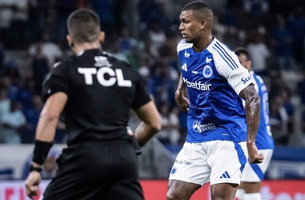 WALACE - Erro feio na intermediÃ¡ria defensiva, cometendo falta perigosa na meia-lua. ForÃ§ou lanÃ§amentos e errou muitos passes, saindo no intervalo com cartÃ£o amarelo. NOTA 4,5. Foto: Gustavo Aleixo/Cruzeiro