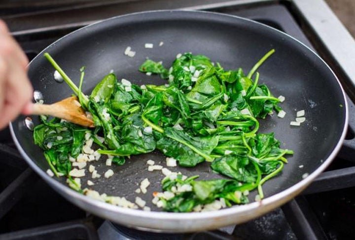 Bertalha – 19 kcal/100g. Fonte de ferro, magnésio e vitaminas A e C. Usada em refogados e sopas.