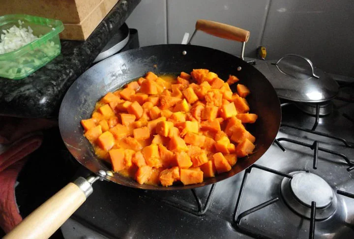 Abóbora – 26 kcal/100g. Rica em betacaroteno, fibras e vitamina A. Usada assada, em purês e sopas.