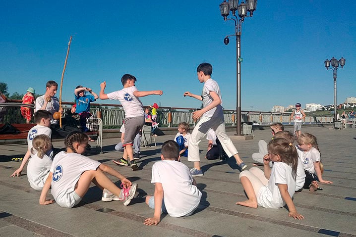 Na capoeira os praticantes utilizam mais os movimentos com os pés e a cabeça e menos os movimentos com as mãos. A capoeira também é jogada por crianças, como uma arte a ser preservada por diferentes gerações. -RG72 wikimedia commons