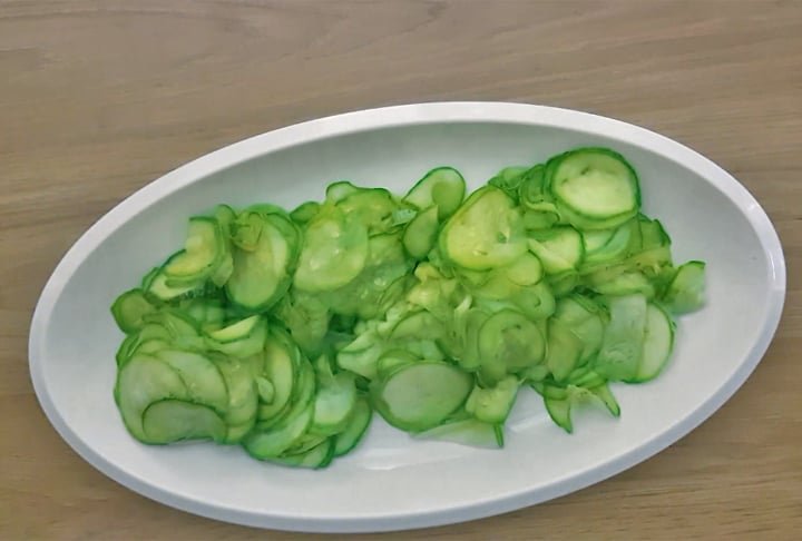 Abobrinha – 17 kcal/100g. Fonte de fibras, vitamina C e potássio. Pode ser grelhada, refogada ou em sopas.
