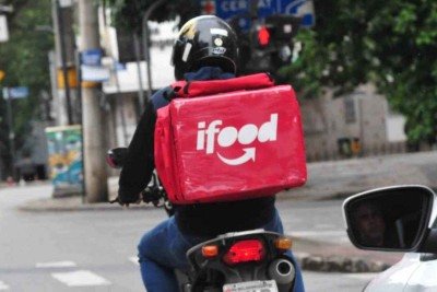 Bella Gon&ccedil;alves (PSOL), na audi&ecirc;ncia p&uacute;blica, citou que nos primeiros dois meses deste ano, o Hospital Jo&atilde;o XXIII j&aacute; teria atendido mais de mil motociclistas acidentados, em grande parte trabalhadores de aplicativo -  (crédito: Gladyston Rodrigues/EM/D.A Press)