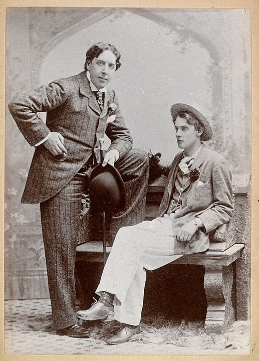 Wilde tinha um relacionamento com o jovem Alfred Douglas e foi processado pelo pai do rapaz. 
