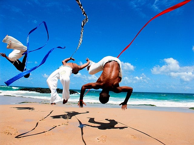 Embora a roda seja uma tradição, bastam duas pessoas para a prática da capoeira, em qualquer lugar, a qualquer hora. Um esporte que enaltece o respeito ao próximo e a valorização do corpo em harmonia com a natureza. -pixabay