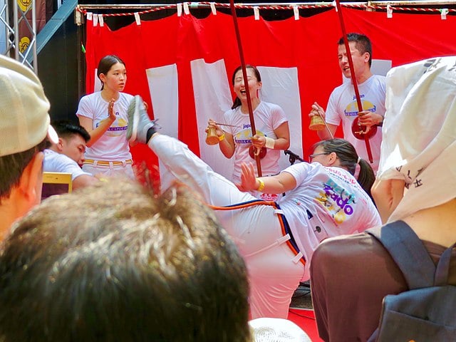 A capoeira foi difundida em muitos países, principalmente onde as comunidades brasileiras são numerosas. Após a Copa do Mundo de 2014, o interesse dos japoneses pela cultura brasileira aumentou. E cidades como Oizumi, onde há muitos brasileiros, absorveram parte dos costumes que associam esporte e arte do Brasil. -KKPCW wikimedia commons 