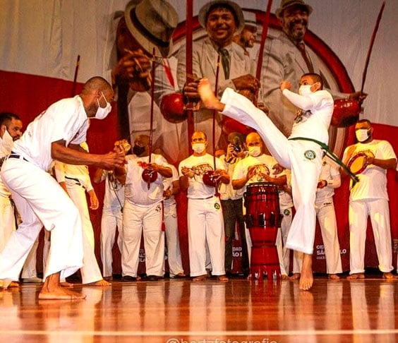 A Capoeira Contemporânea mistura características de ambas. -Reprodução do site midianinja.org/news