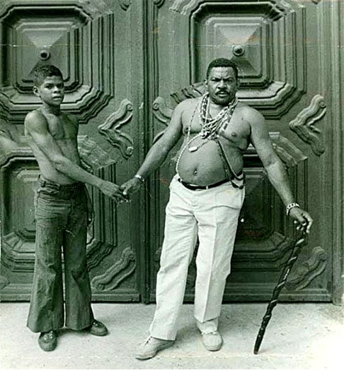 Outro capoeirista lendário no Brasil foi Mestre Caiçara. Nascido em Cachoeira de São Félix (BA), em 1924, ele era filho de uma ialorixá e desde pequeno se acostumou aos ritos africanos. Aprendeu capoeira aos 14 anos com Mestre Aberrê. Morreu em 1997, aos 73 anos. -Reprodução do site http://acervo.avozdaserra.com.br/noticias