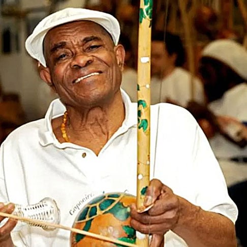 João Oliveira dos Santos, o João Grande, é mestre da Capoeira Angola. Nascido em 15/1/1933 em Itagi (BA), ele se radicou nos EUA e divulga a capoeira pelo mundo. -Reprodução do site jogodavidaweb.wordpress.com
