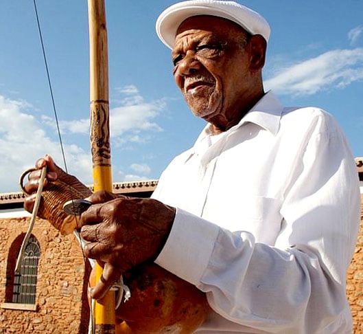 João Grande teve grandes professores, como Mestre Pastinha e Mestre João Pequeno (foto). Nascido em Araci (BA), João aprendeu capoeira aos 15 anos ao trabalhar com um capoeirista numa plantação de cana-de-açúcar. Fez história na modalidade. Morreu em 2011, aos 93 anos.  -Reprodução do site correio24horas.com.br/noticia
Foto: Angeluci Figueiredo/Arquivo CORREIO