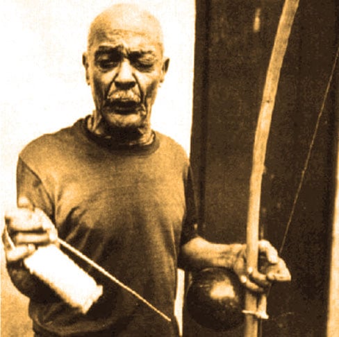 Nascido em Salvador (BA), Vicente Ferreira Pastinha era menino e apanhava de um garoto quando um velho o ensinou a se defender com a capoeira. Ele se tornou especialista.  Pastinha morreu em 1981, aos 92 anos.  -Reproduçãoefemeridesdoefemello.com