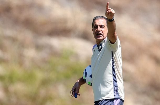 TÉCNICO: RENATO PAIVA - A aposta em De Paula, novamente como titular, foi acertada. O time controlou o jogo em boa parte do clássico, não deixou o Palmeiras se criar e enfileirou chances, principalmente na etapa inicial. Equipe demonstrou, pela primeira vez em 2025, competitividade. Os jogadores sabiam o que fazer em campo. Mérito do treinador - NOTA: 7,5 - Foto: Vitor Silva/Botafogo  