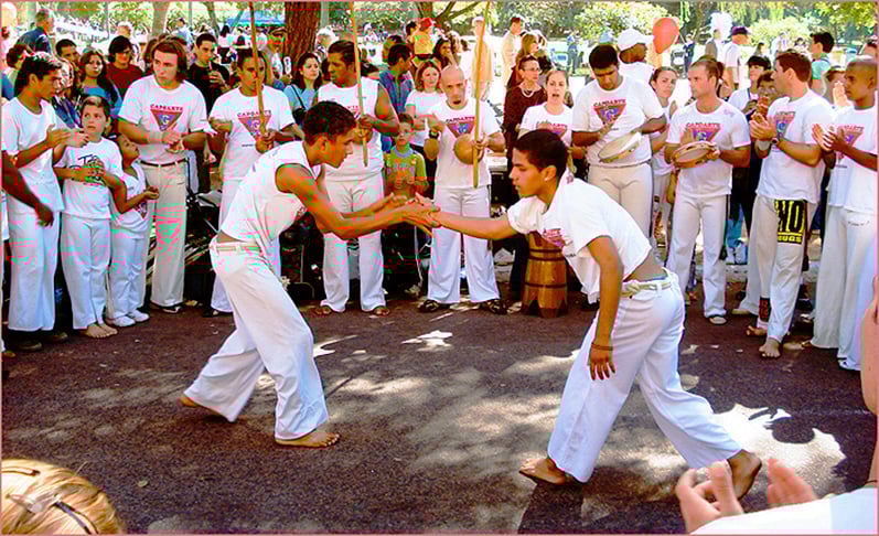 Na Capoeira Regional, a malícia se associa à musicalidade mais intensa, com ritmos e movimentos rápidos. Usam-se poucas acrobacias. E os participantes batem palmas. -Ricardo André Frantz wikimedia commons 